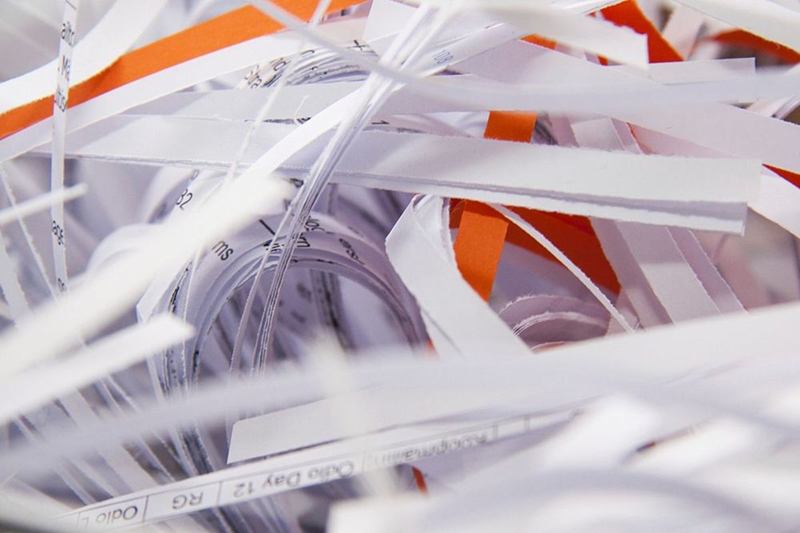 Tiras de papel triturado de documentos antiguos eliminados de forma segura