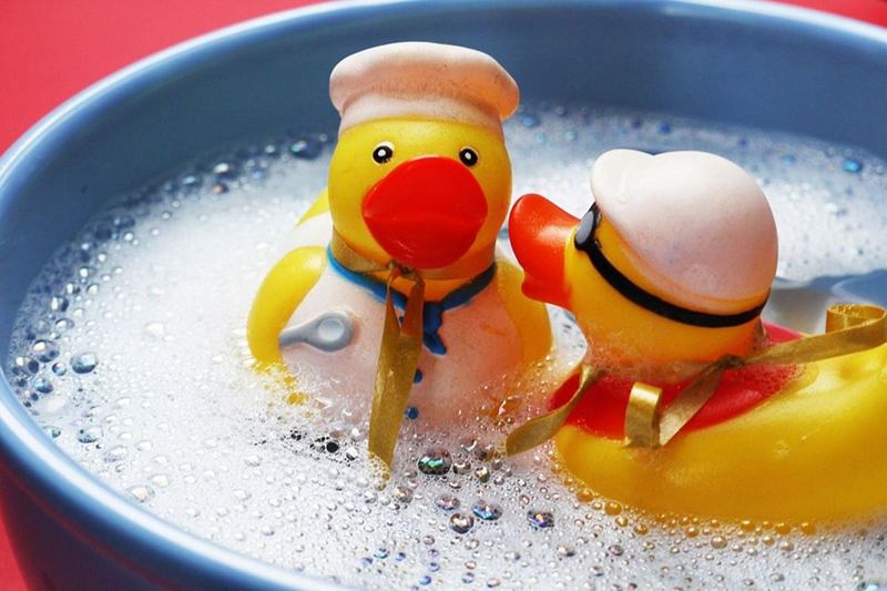 Patitos de goma en un baño de espuma, donde el moho crece por dentro