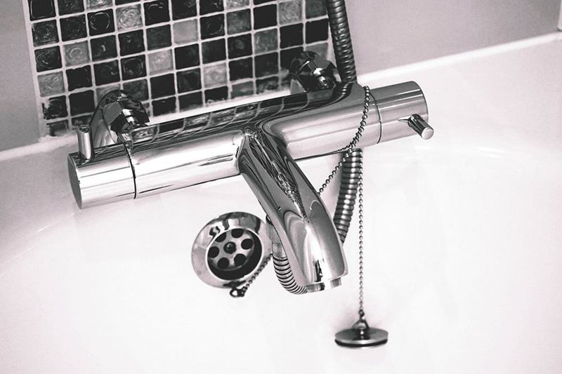 Grifo de bañera de cromo brillante con tapón de cadena