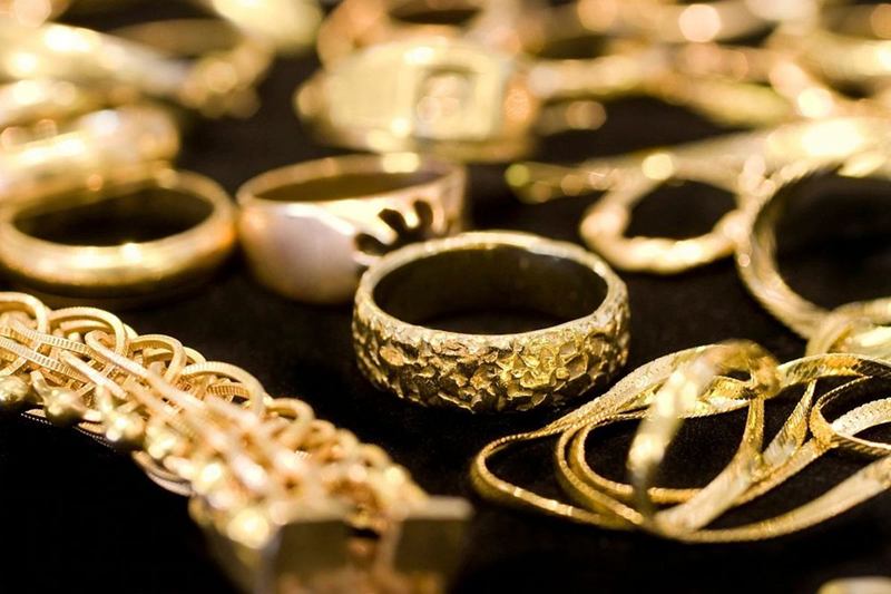 Anillos y cadenas de oro que brillan tras una limpieza suave