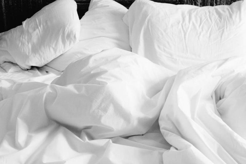 Lenzuola e cuscini bianchi, ridurre gli acari della polvere nel letto