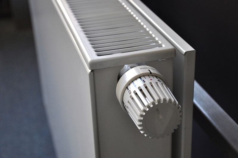 Termosifone bianco con valvola termostatica prima della pulizia