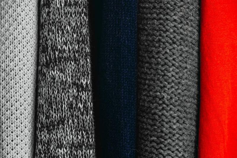 Gefaltete Strickpullover aus Wolle – vor Kleidermotten schützen