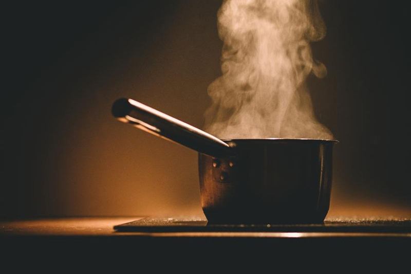 Vapor sobre una olla en el fogón, origen del olor a comida en casa