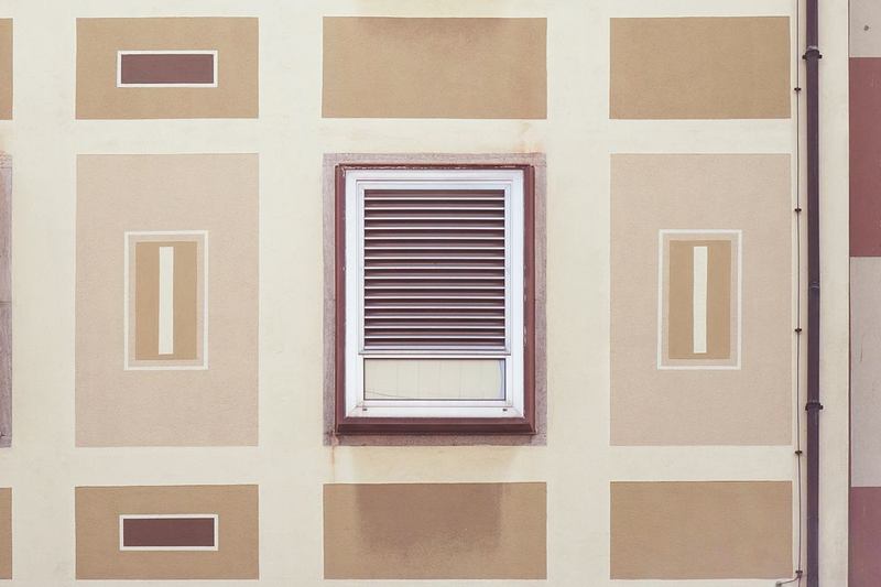 Rejilla de ventilación en una pared clara, filtros de ventilación mecánica por cambiar