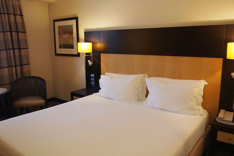 Cama recién hecha con almohadas blancas: con piojos basta cambiar la funda