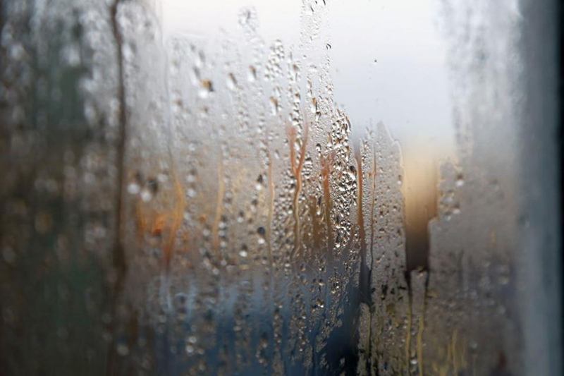 Beschlagenes Fenster mit Wassertropfen – Luftfeuchtigkeit in der Wohnung senken