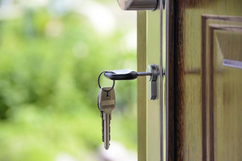 Keys in the apartment door lock at handover of the rental deposit
