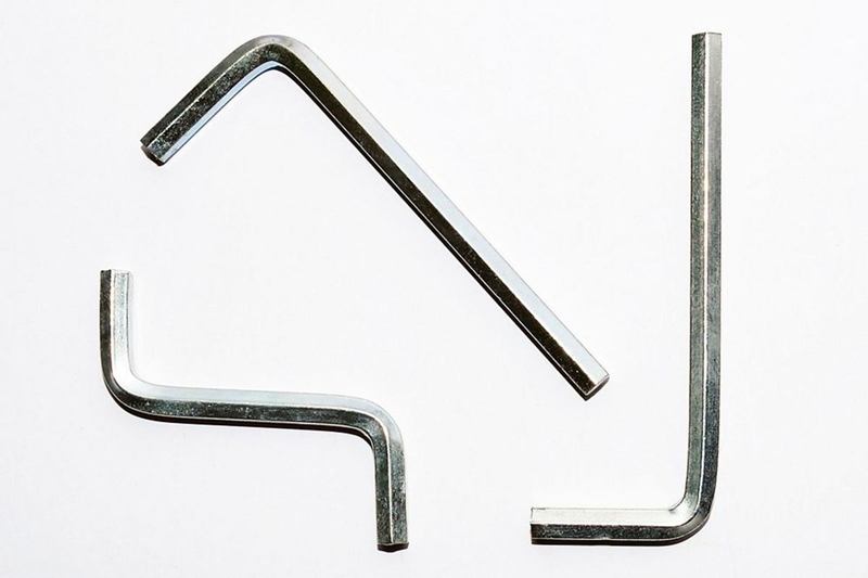 Tres llaves Allen plateadas sobre fondo claro, listas para desmontar muebles
