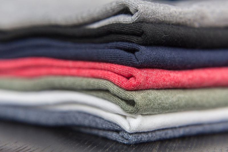 Pila de ropa oscura doblada y limpia después de lavar bragas menstruales