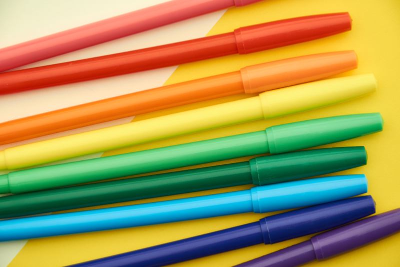 Rotuladores de colores sobre papel amarillo: cómo quitar rotulador permanente
