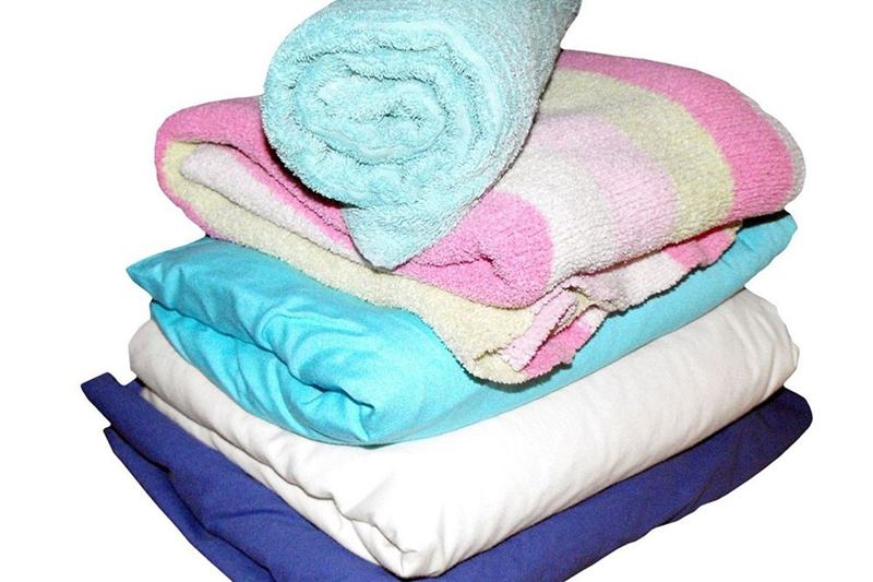 Pila de paños de colores en rosa, turquesa, azul y blanco