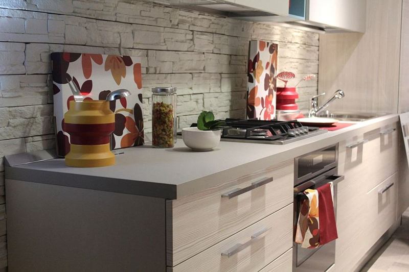 Cocina moderna con encimera clara de cuarzo que se limpia a diario con suavidad