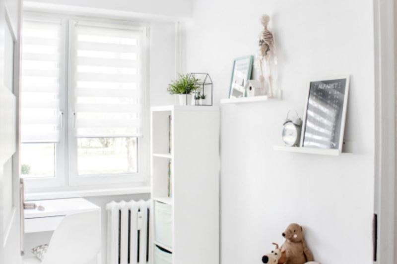 Dormitorio infantil luminoso con estor enrollable blanco que se limpia sin descolgarlo