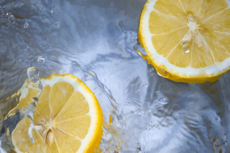 Mitades de limón en agua clara: el zumo ayuda contra las manchas de óxido