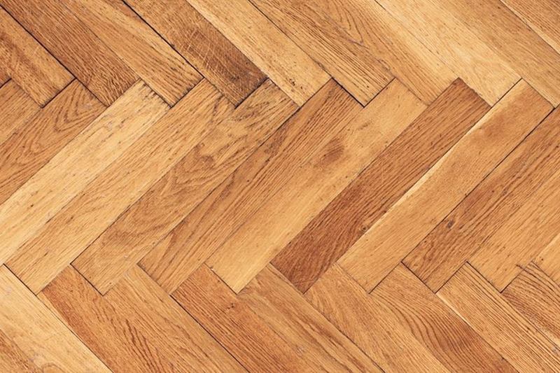 Parqué de madera en espiga que se cuida suavemente con jabón potásico
