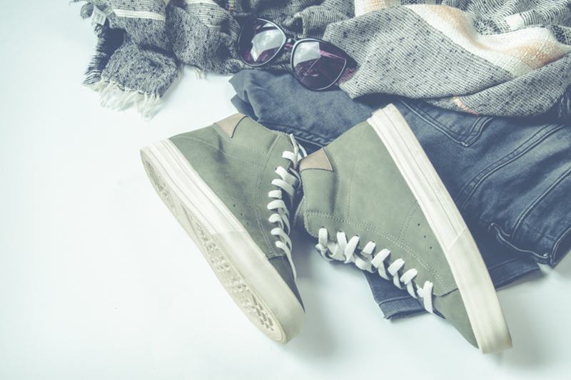 Zapatillas altas verdes junto a unos vaqueros: airearlas evita zapatos que huelen mal