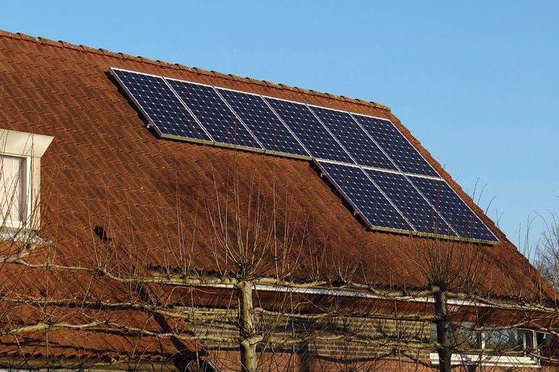 Placas solares en un tejado de tejas, cuya limpieza es cosa de profesionales
