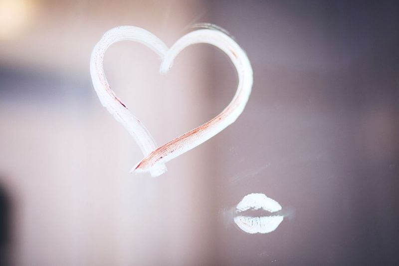 Espejo del baño empañado con un corazón dibujado en el vaho