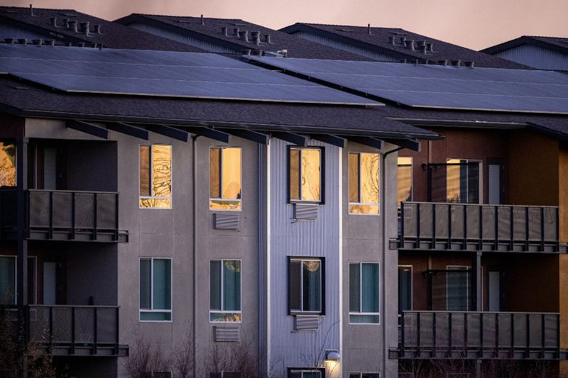 Immeuble avec balcons et panneaux solaires sur le toit – conciergerie et nettoyage en PPE