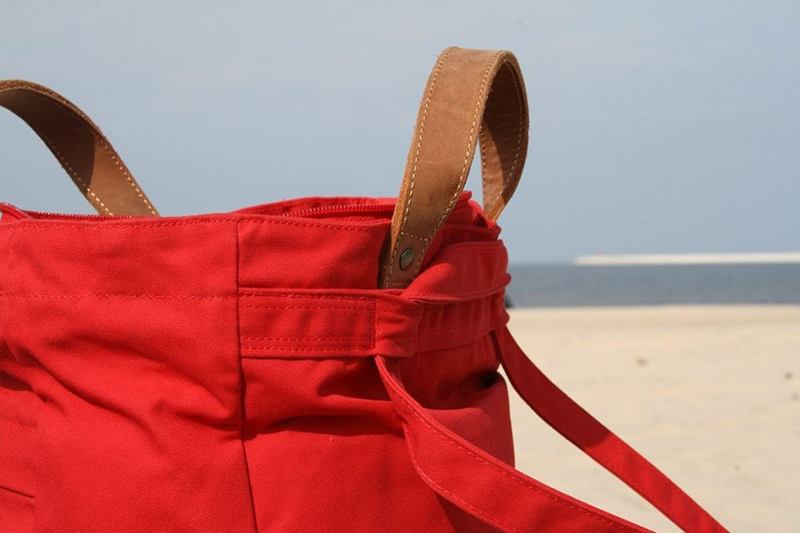 Bolsa roja de algodón con asas de cuero que conviene lavar a menudo