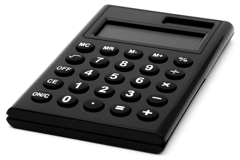 Calculadora negra sobre fondo blanco para calcular los costes de mudanza