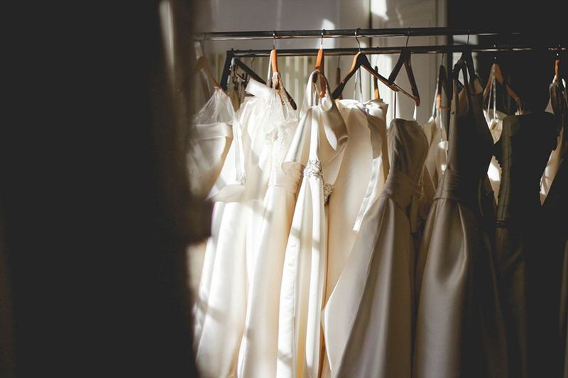 Vestidos claros y vaporosos en perchas, a menudo de viscosa delicada
