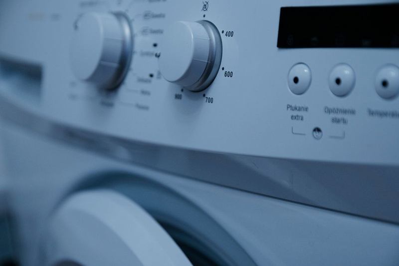 Mandos de una lavadora en primer plano, listos para lavar a 20 grados
