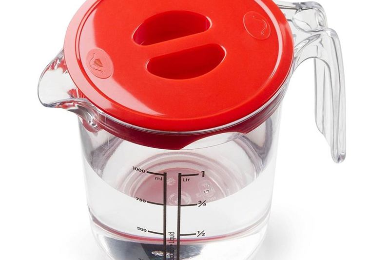 Jarra de plástico transparente con tapa roja: limpiar la jarra filtrante