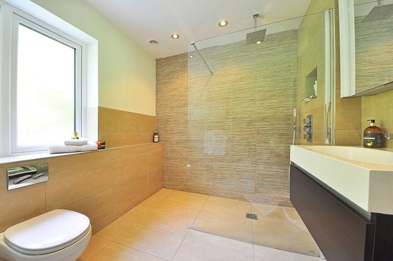 Baño luminoso y moderno con inodoro, de nuevo libre tras un atasco
