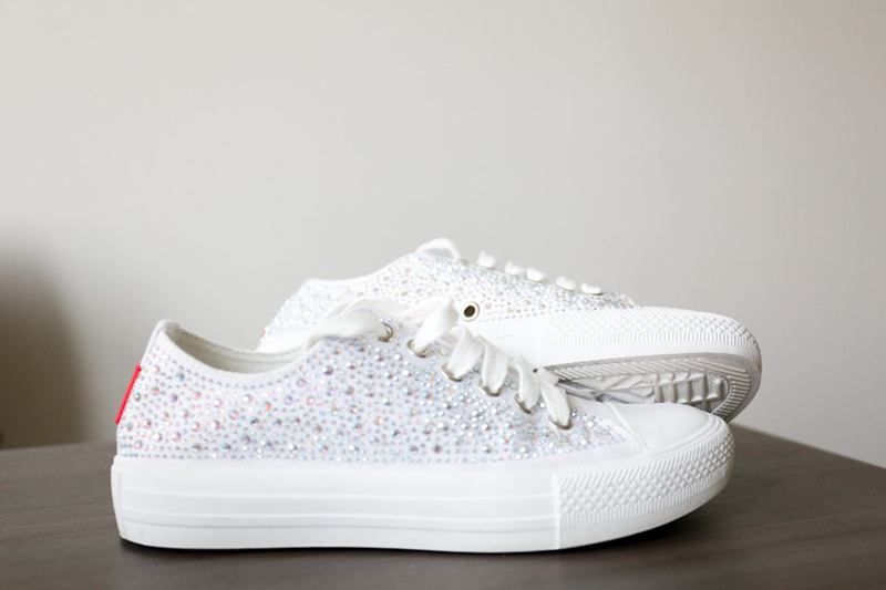Paar weisse Sneaker auf dem Tisch – weisse Sneaker reinigen