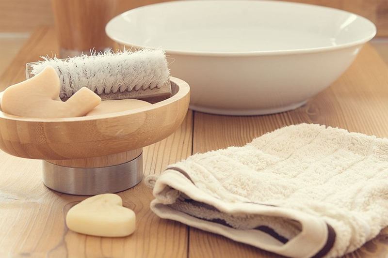 Jabonera de madera con jabón, cepillo, palangana y toalla