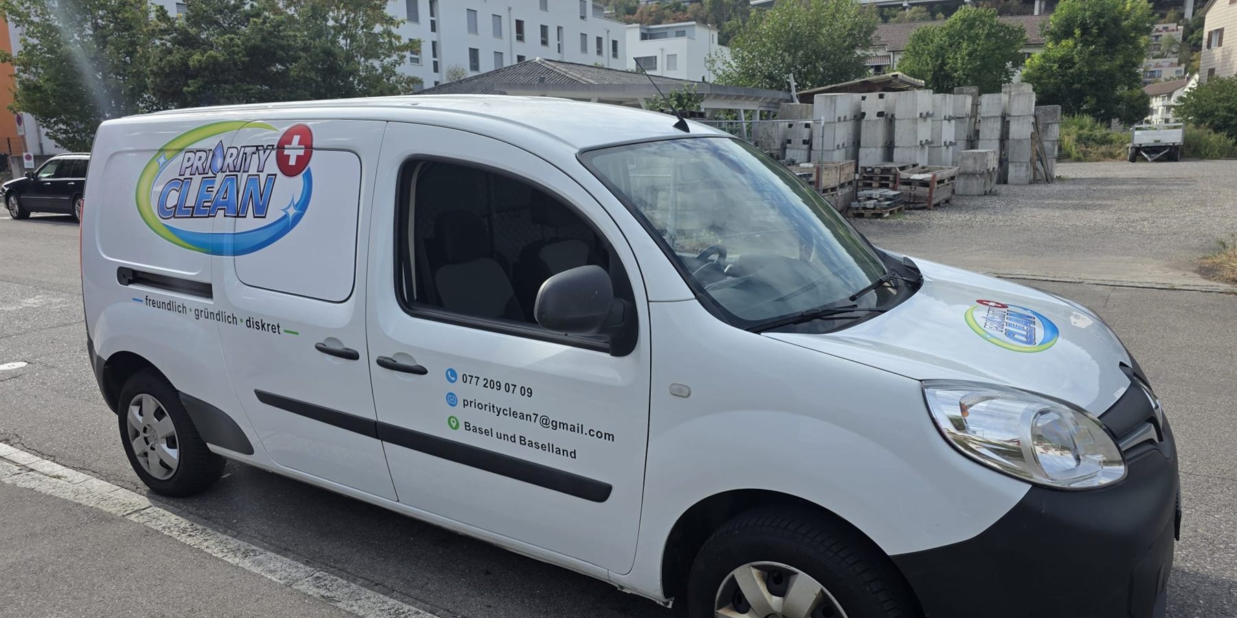 Vehículo de mudanzas de Priority Clean en Basilea y Baselland